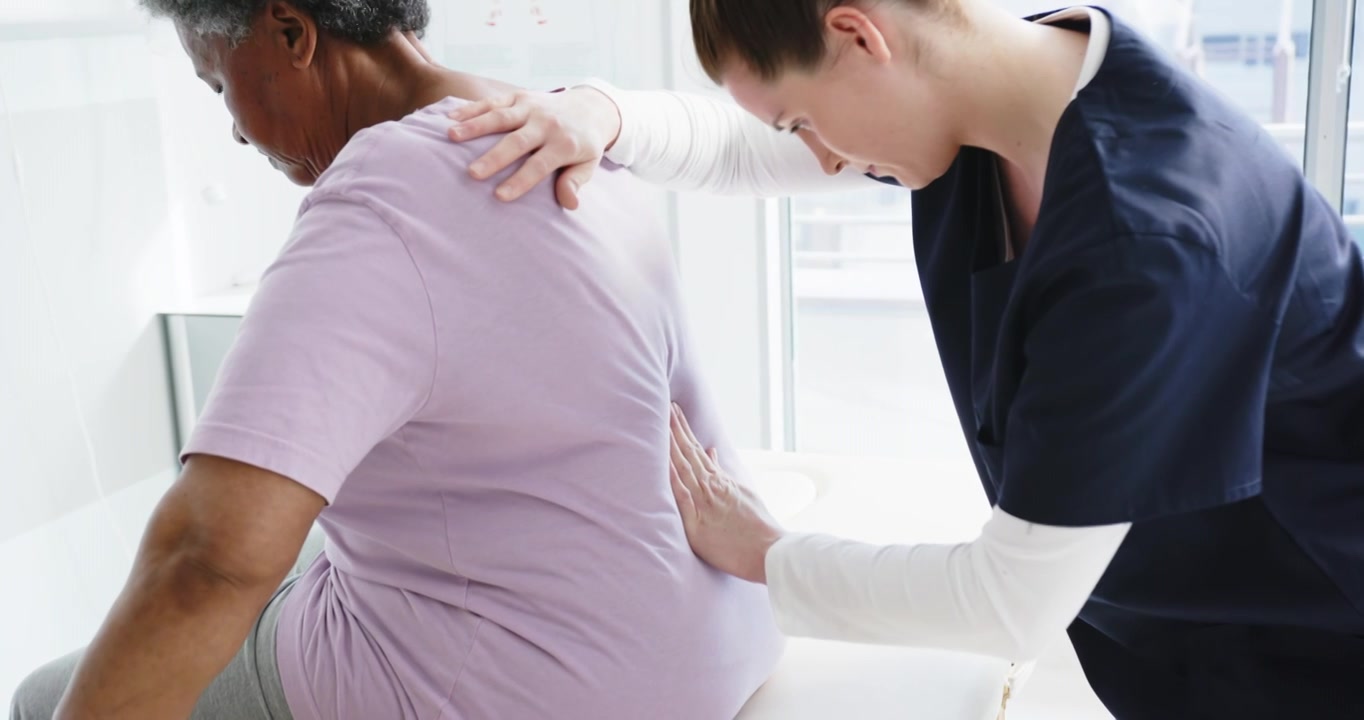 多样的女医生在医院里测试老年女病人，慢动作视频素材