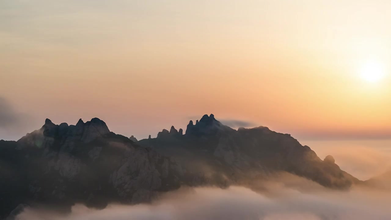 在崂山上拍的崂山云海日出视频素材