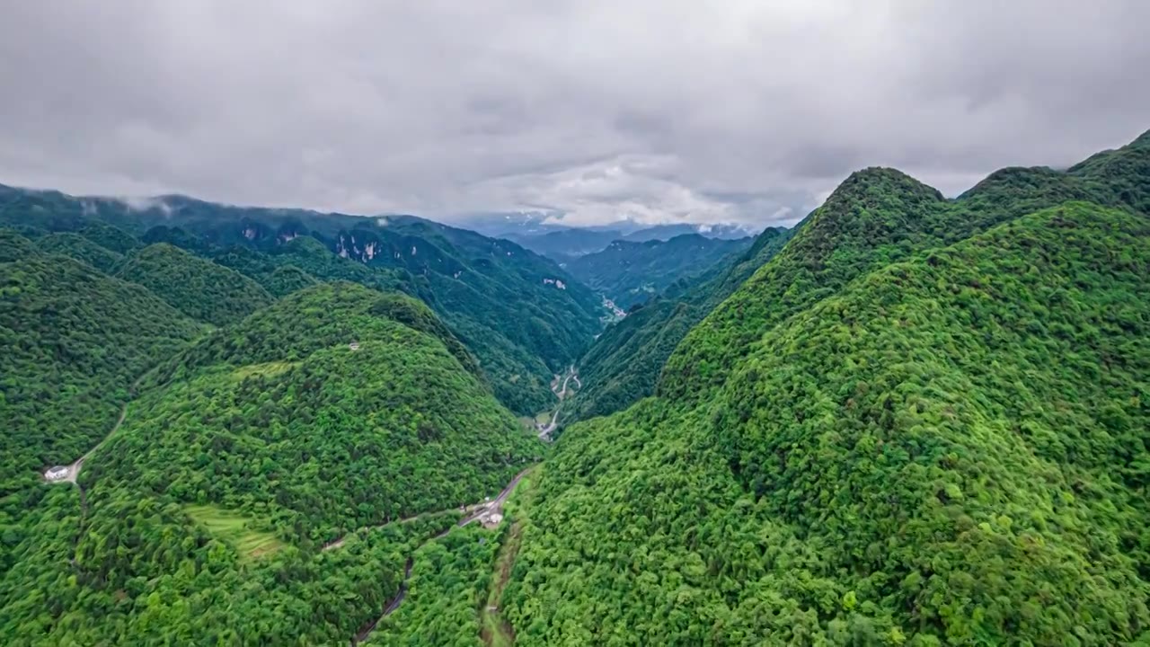 8K贵州高原峡谷山峰地貌云雾航拍延时视频素材