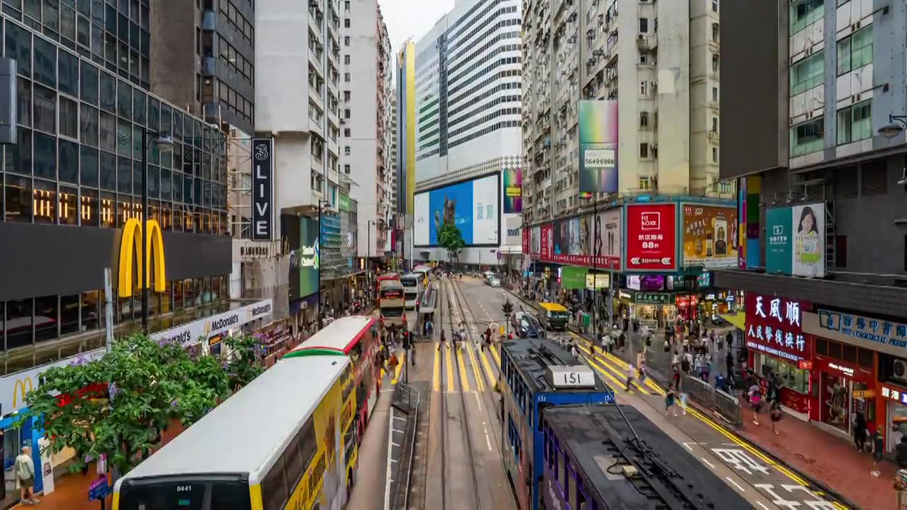 中国香港铜锣湾街道叮叮车繁忙交通人流延时摄影视频素材