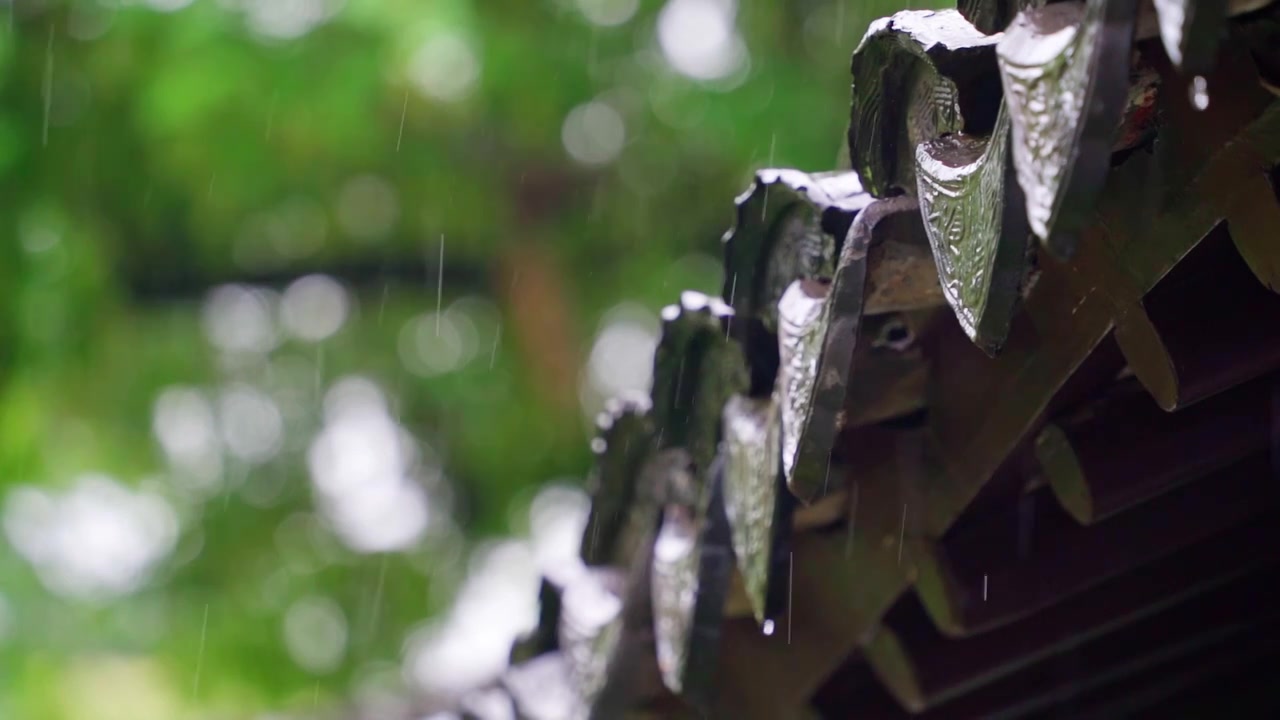 梅雨季节苏州园林拙政园，雨中的屋檐，一串串水珠落下，慢镜头视频素材