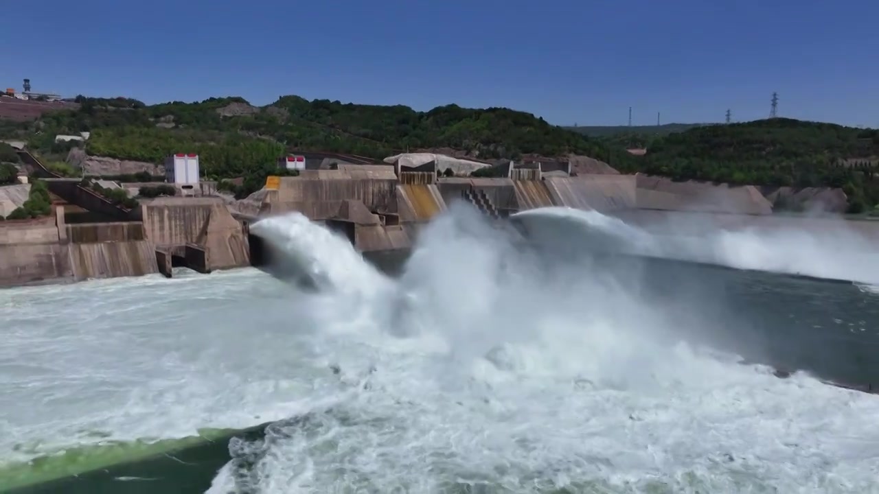 河南黄河小浪底水库汛期泄洪排水排沙视频素材