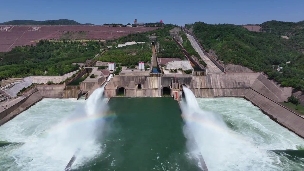 河南黄河小浪底水库汛期泄洪排水排沙视频素材