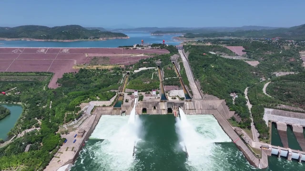 河南黄河小浪底水库汛期泄洪排水排沙视频素材