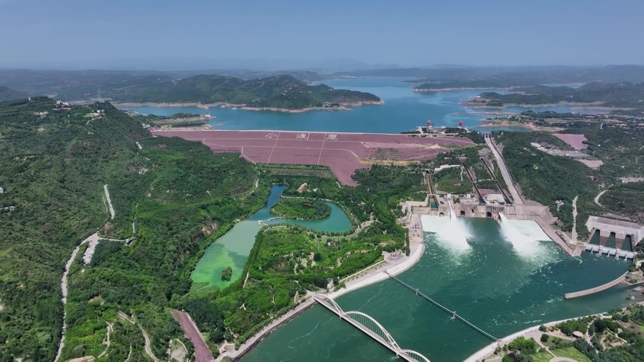 河南黄河小浪底水库汛期泄洪排水排沙视频素材