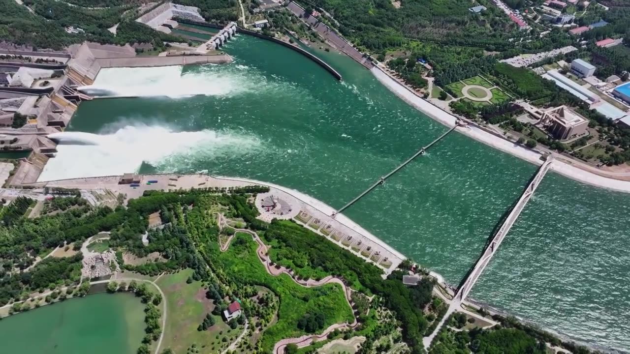 河南黄河小浪底水库汛期泄洪排水排沙视频素材