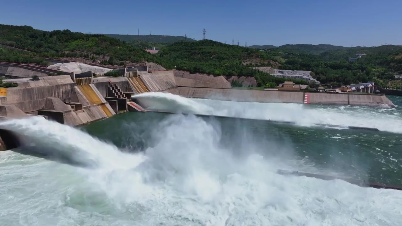 河南黄河小浪底水库汛期泄洪排水排沙视频素材