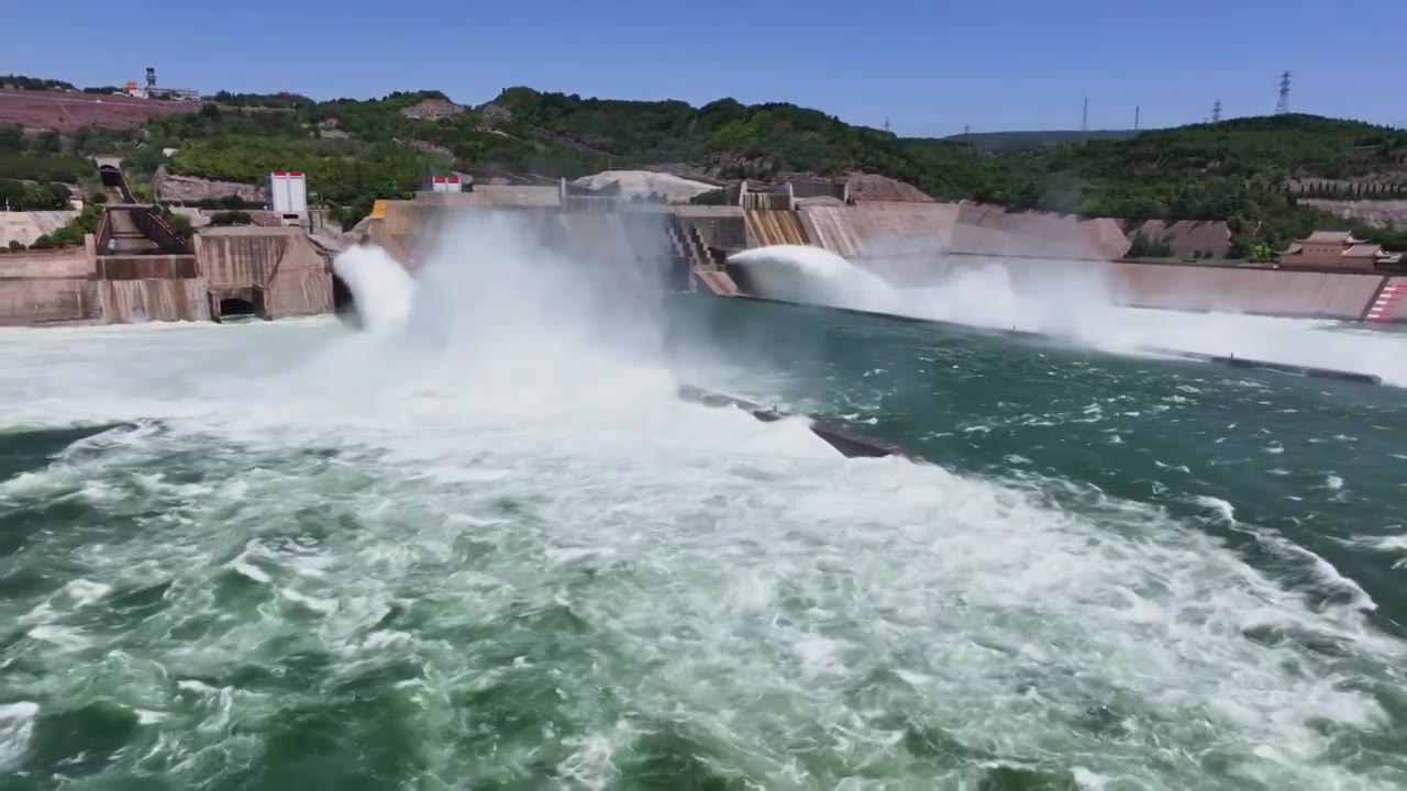 河南黄河小浪底水库汛期泄洪排水排沙视频素材