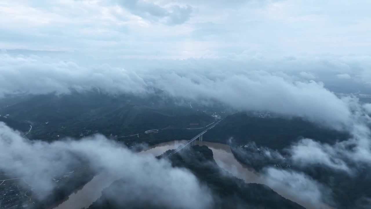 洪水泛滥的桂林漓江上的高速公路大桥视频素材