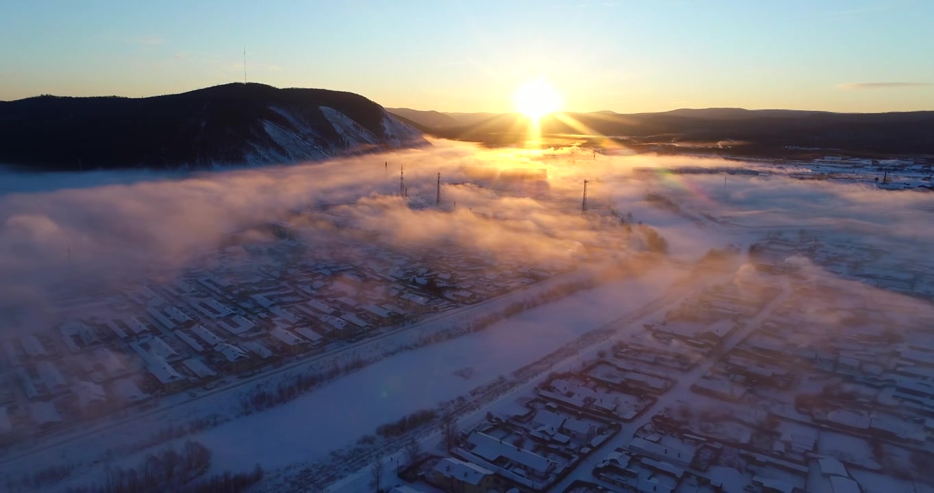 航拍冷空气笼罩森林小镇雪景视频下载