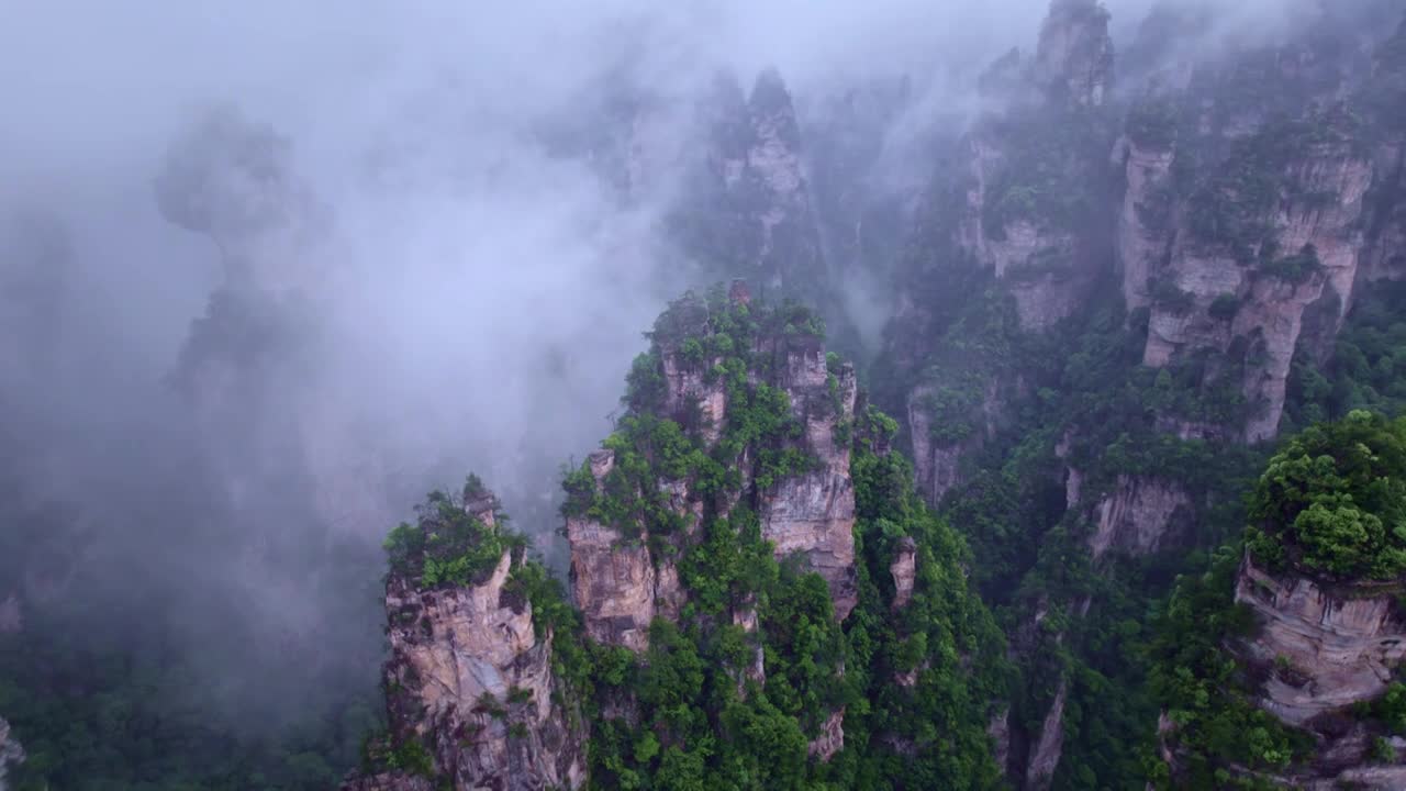 张家界国家森林公园迷魂台乾坤柱景区雨后航拍合集视频下载