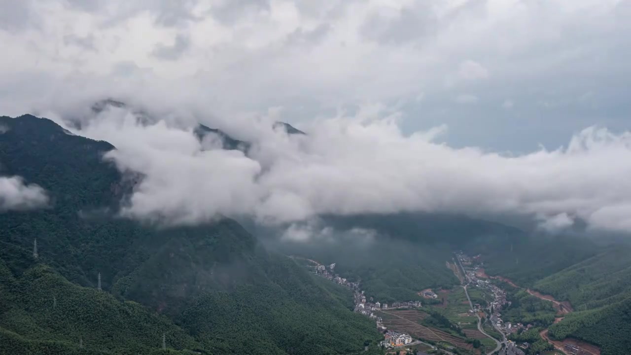 浙江湖州安吉航拍云上草原雨中云海视频下载