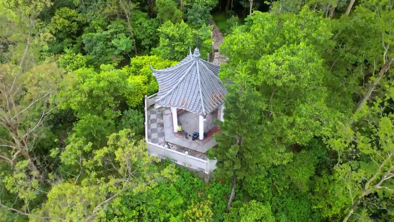 航拍深圳塘朗山公园听涛亭雨后风景视频素材