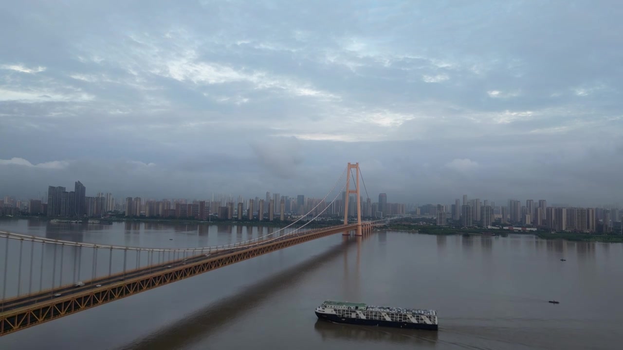 6月29日武汉暴雨后云蒸霞蔚晚霞漫天，火烧云极其壮观视频素材