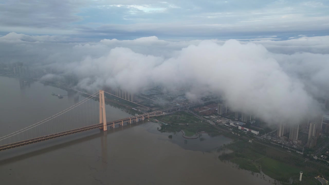 6月29日武汉暴雨后云蒸霞蔚晚霞漫天，火烧云极其壮观视频素材