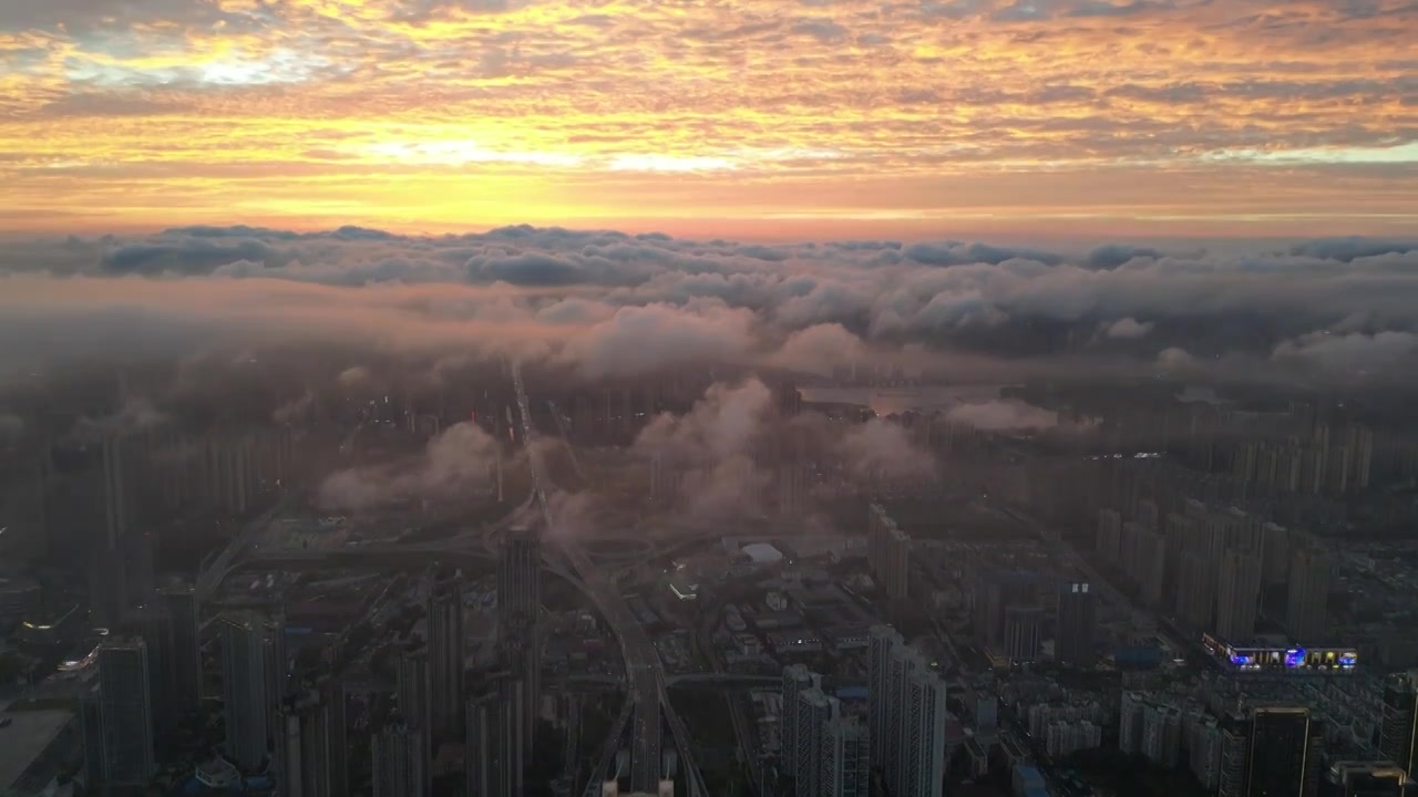 6月29日武汉暴雨后云蒸霞蔚晚霞漫天，火烧云极其壮观视频素材