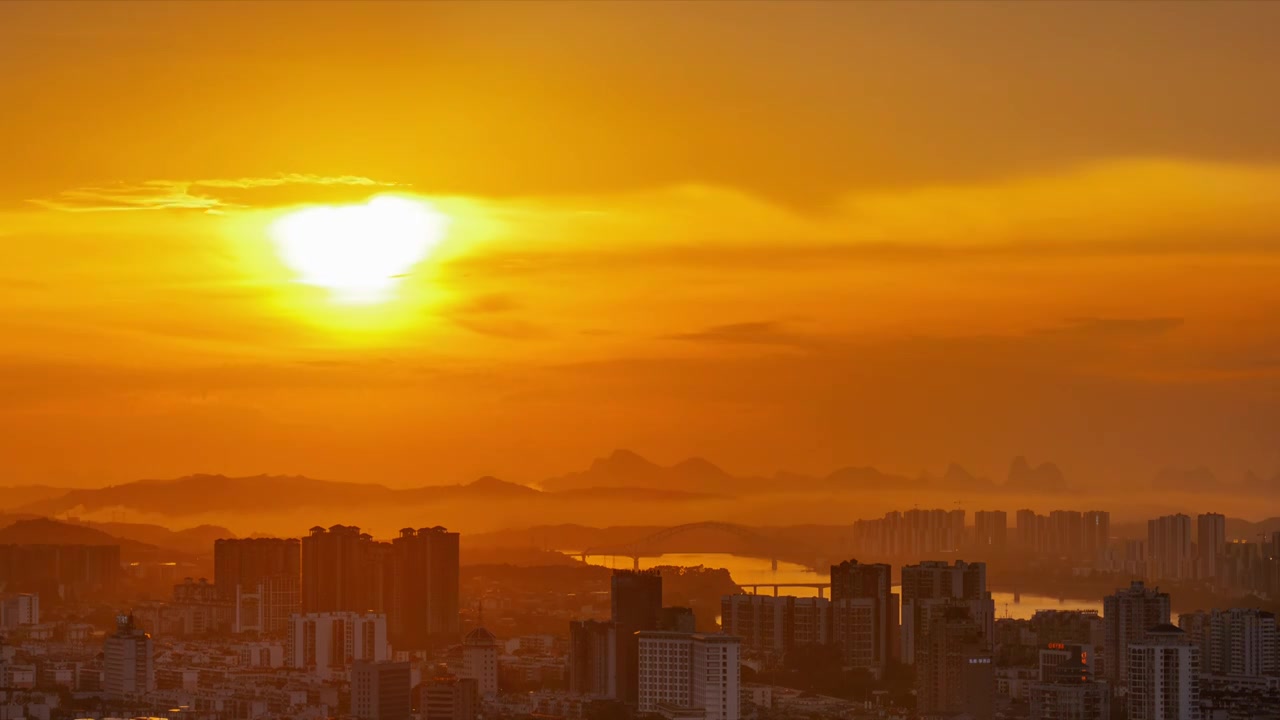 柳州喀斯特地貌山峰城市晚霞延时视频素材