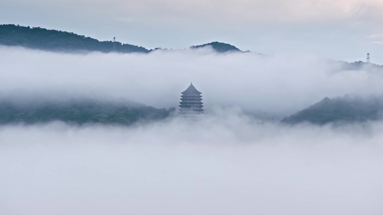 杭州湾钱塘江六和塔平流雾云雾缭绕视频素材