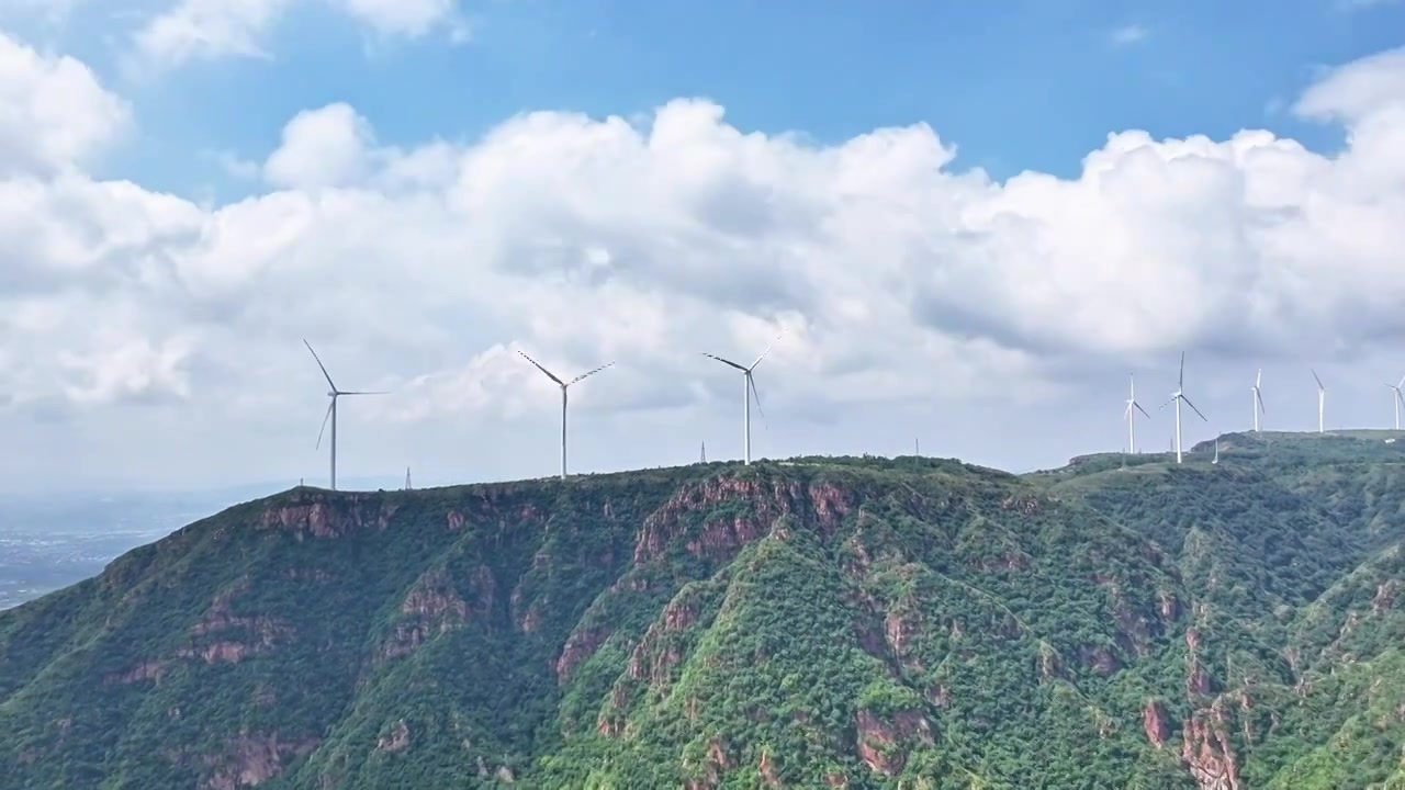 郑州市伏羲山红色岩石上风力轮机风车及蓝天白云延时视频视频素材