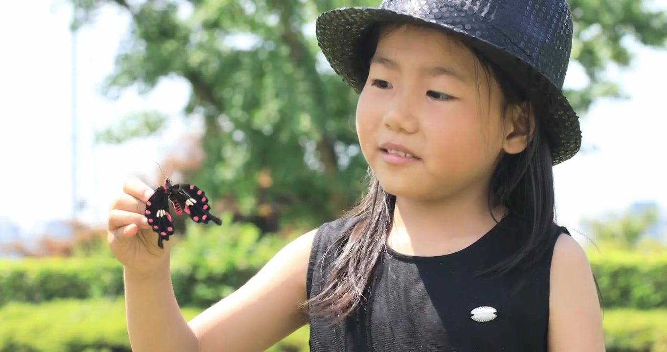 可爱小女孩开心放飞抓到的蝴蝶视频素材