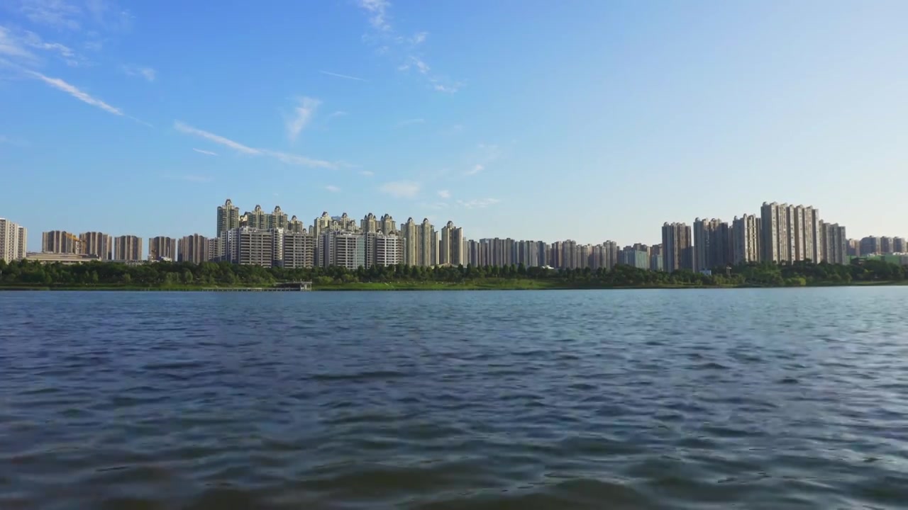 夏天松雅湖湿地公园被风吹动的湖水视频素材