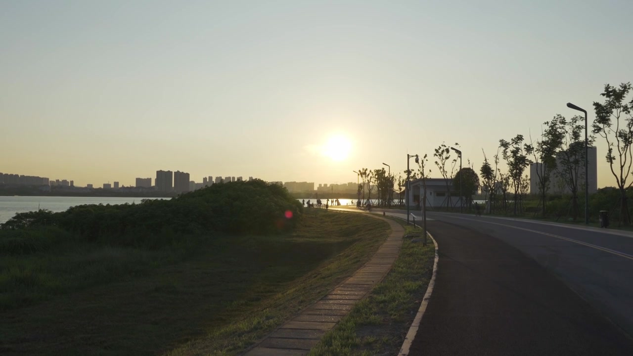 夏天夕阳下湖泊旁的步道视频素材