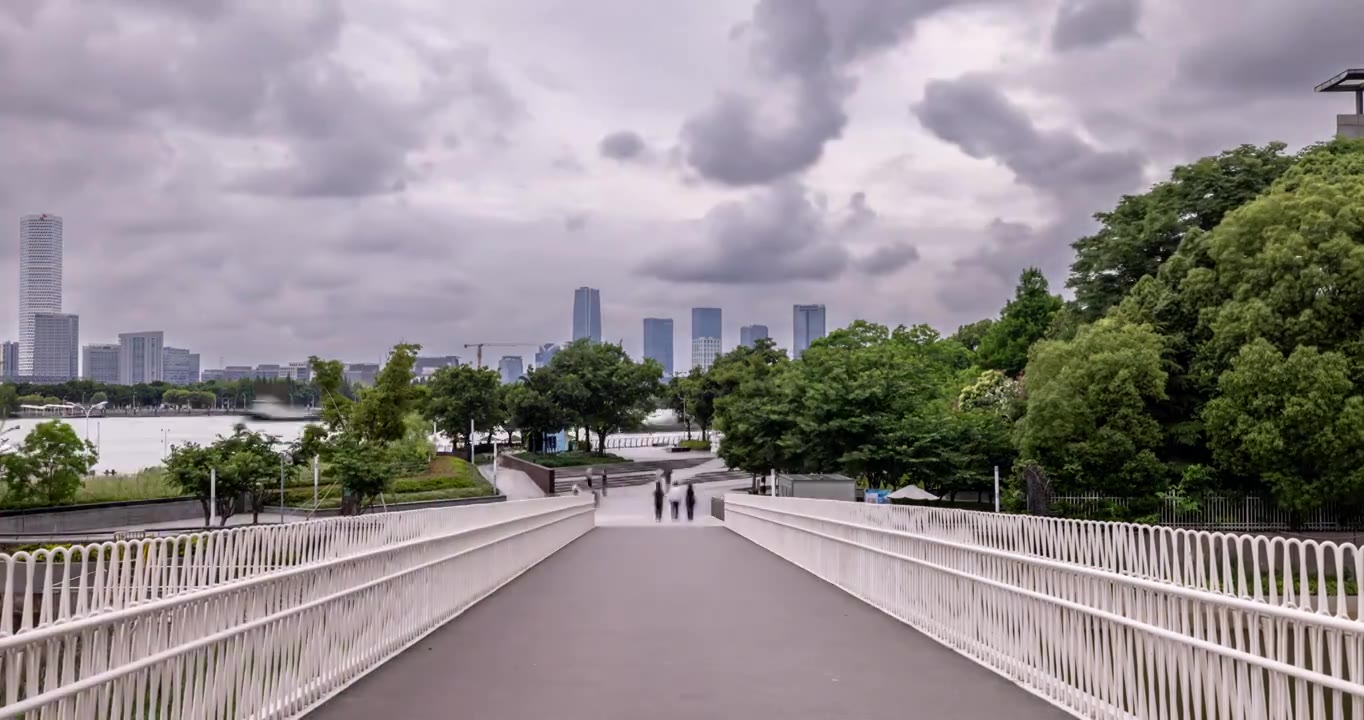 多云下的滨江步道视频下载