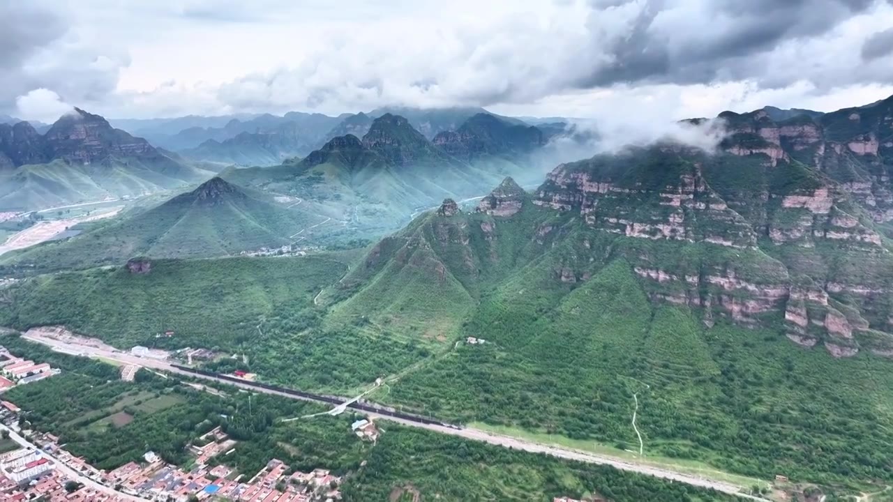 航拍山西长治太行山夏日云雾视频素材