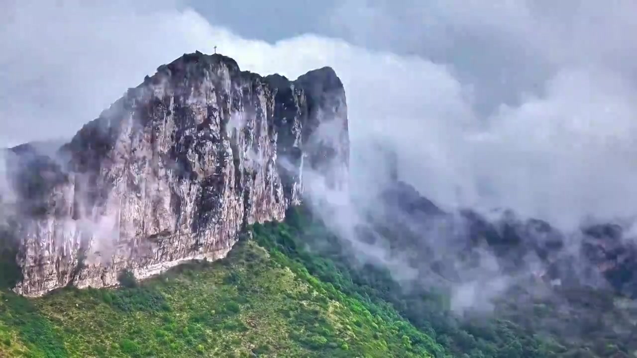 航拍山西长治太行山夏日云雾视频素材