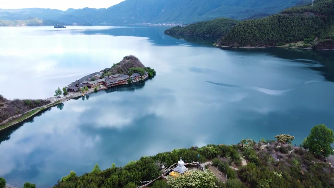 云南泸沽湖大环线：碧波荡漾下的泸沽湖、格姆女神山，风景秀丽视频素材