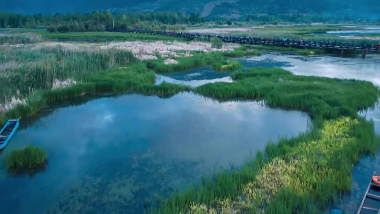 云南泸沽湖大环线：碧波荡漾下的泸沽湖、格姆女神山，风景秀丽视频素材