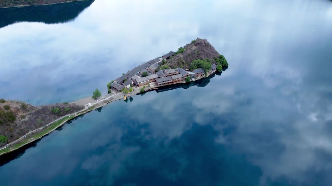 云南泸沽湖大环线：碧波荡漾下的泸沽湖、格姆女神山，风景秀丽视频素材