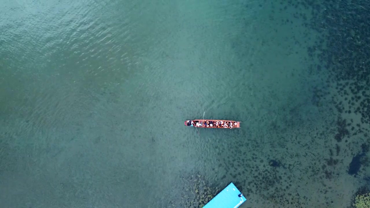 云南泸沽湖大环线：碧波荡漾下的泸沽湖、格姆女神山，风景秀丽视频素材