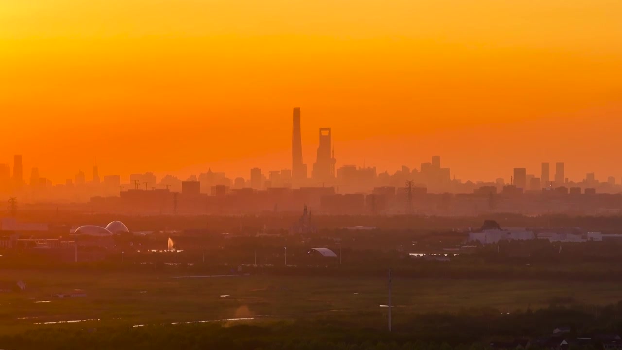 夕阳下的上海迪士尼和陆家嘴建筑群视频下载