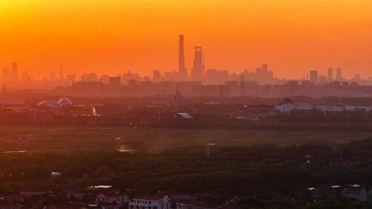 夕阳下的上海迪士尼和陆家嘴建筑群视频下载