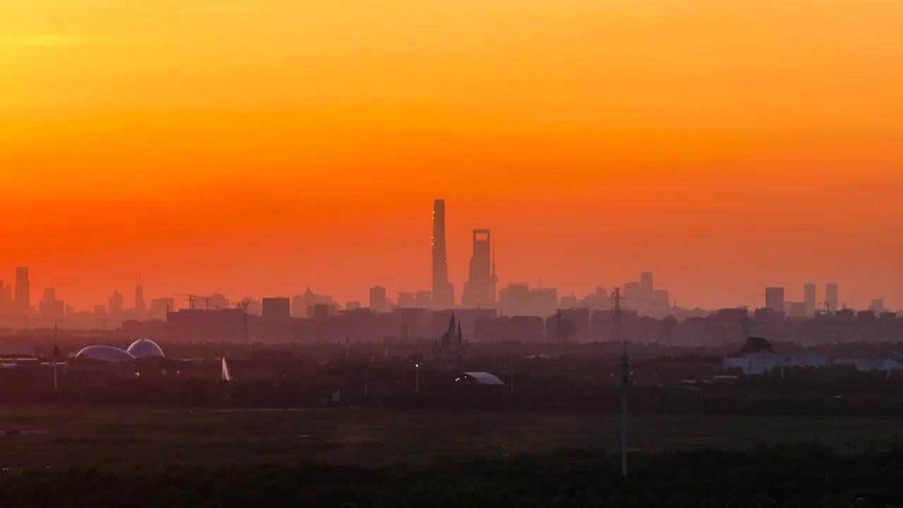 夕阳下的上海迪士尼和陆家嘴建筑群视频下载