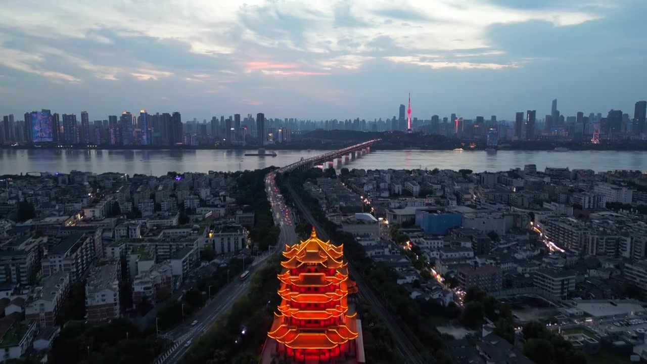 华灯初上，夜幕下的黄鹤楼视频素材