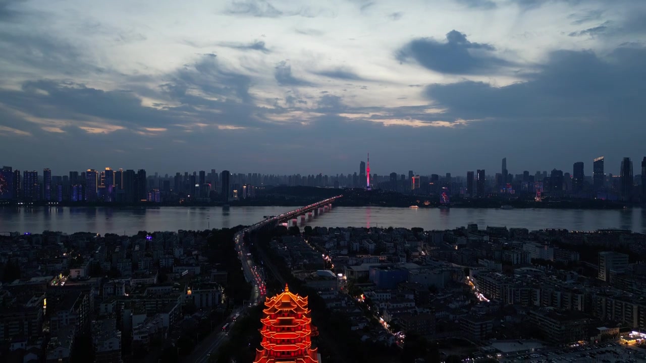 华灯初上，夜幕下的黄鹤楼视频素材