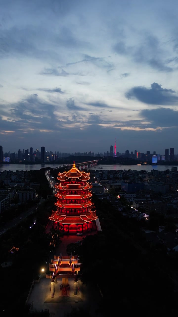 华灯初上，夜幕下的黄鹤楼视频素材