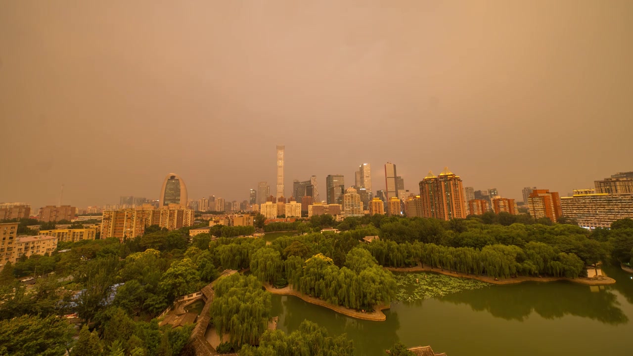 北京团结湖公园与国贸建筑群同框日转夜视频素材