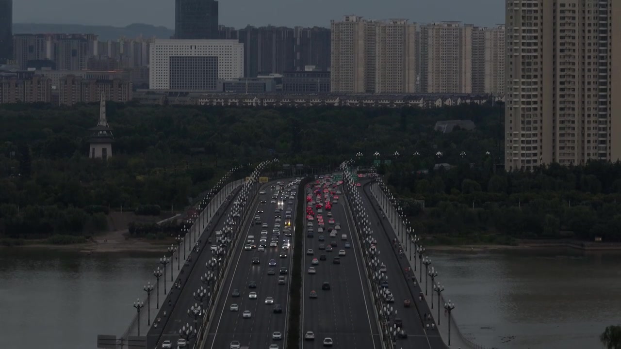 河南洛阳：车水马龙的城市早晚高峰视频下载