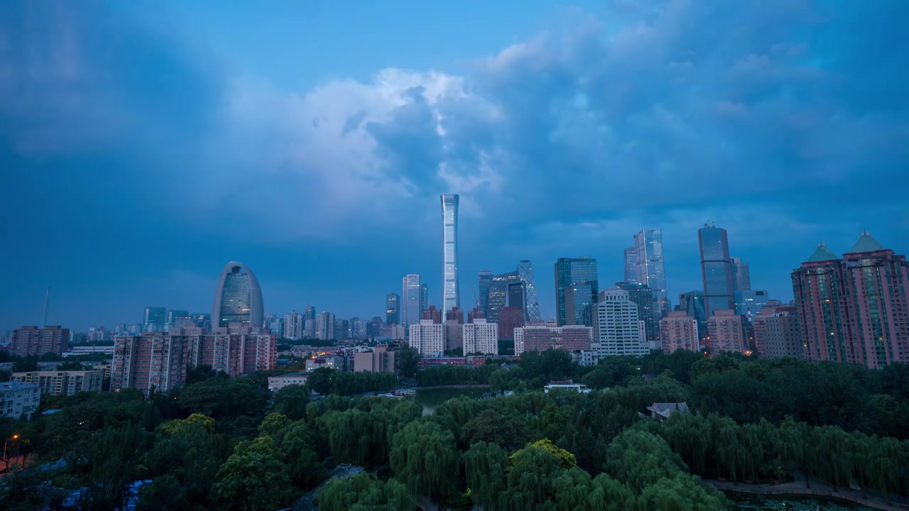 雷暴闪电穿越北京团结湖公园与国贸建筑群震撼奇观视频素材