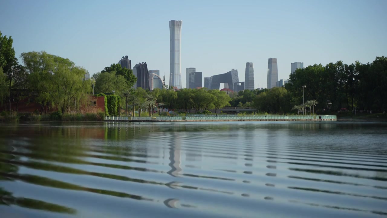 中国北京朝阳公园cbd建筑群湖面倒影视频素材