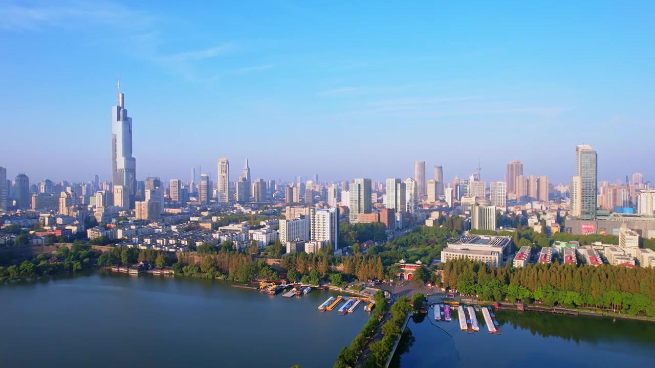 中国南京玄武湖和城市天际线航拍风光视频素材