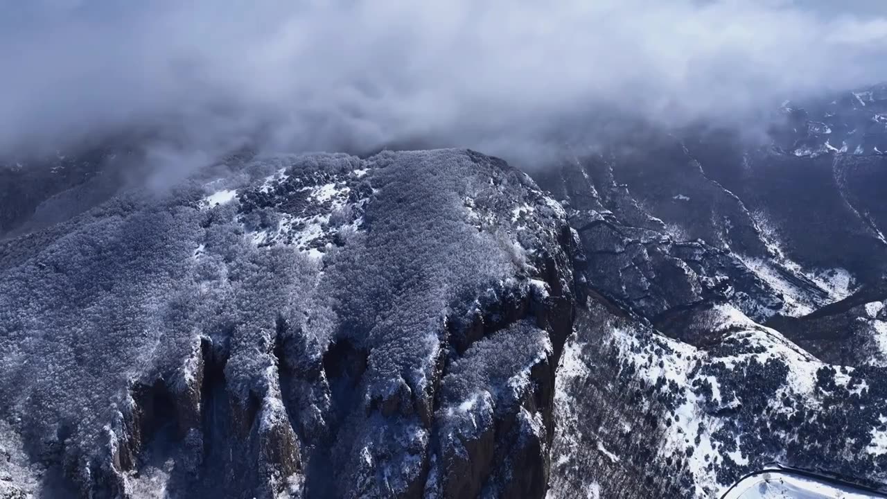 山西省长治市板山春雪后的山巅景色视频下载