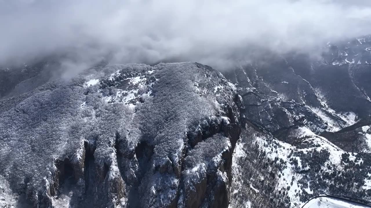 山西省长治市板山春雪后的山巅景色视频下载