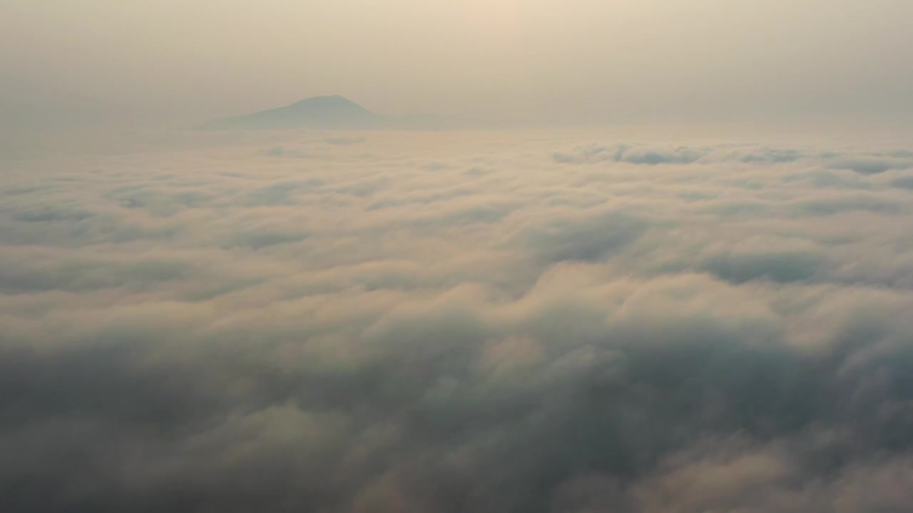 空中鸟瞰松花湖高山云海视频下载