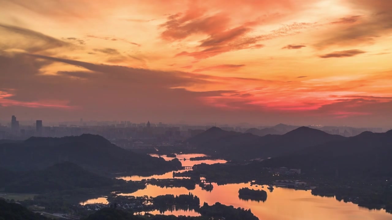 日出时分的杭州萧山湘湖风景区剪影视频素材