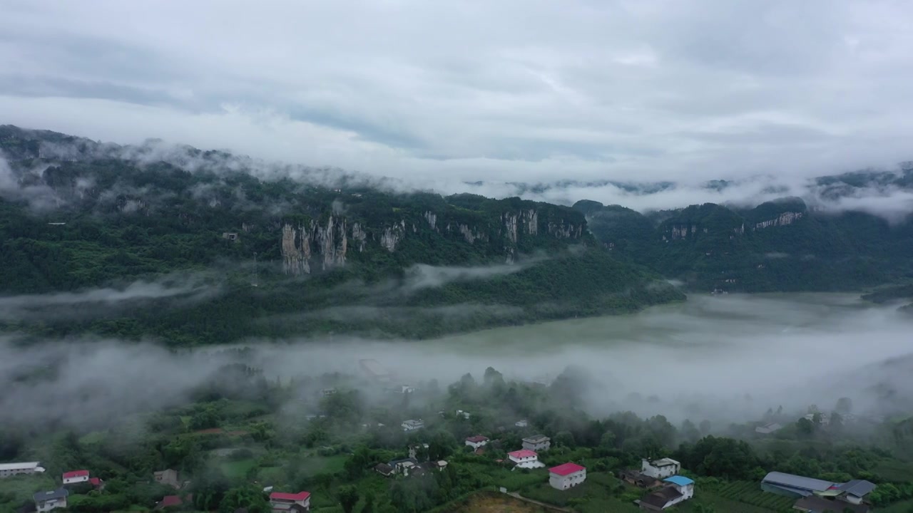 湖北恩施新塘红花峰林景区雨后风光视频下载