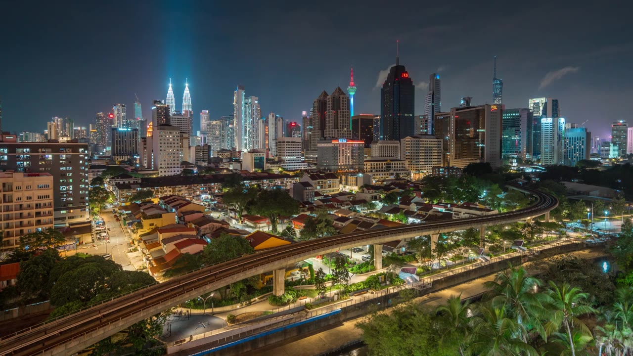 繁忙的吉隆坡轨道交通与繁华都市夜景视频素材